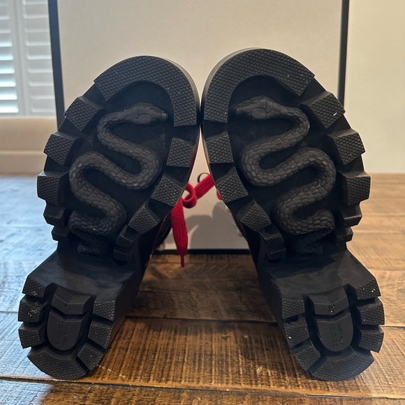 AUTHENTIC GUCCI BLACK LEATHER BEE EMBROIDERED PEARL COMBAT BOOT SIZE 39 1/2 - Picture 3 of 8